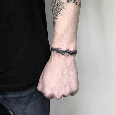 tatuaggio bracciale uomo bicipite|Tatuaggi bicipiti maschili: idee per tatuaggi allinterno dei bicipiti ...